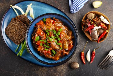 Etli ve domatesli kızarmış lahana.