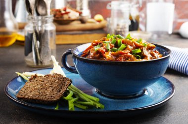 Etli ve domatesli kızarmış lahana.