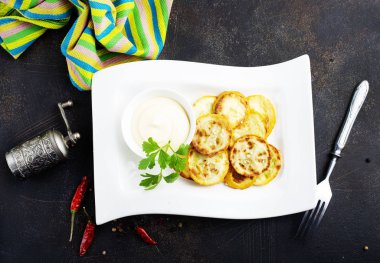 Beyaz soslu kızarmış sarı kabak.