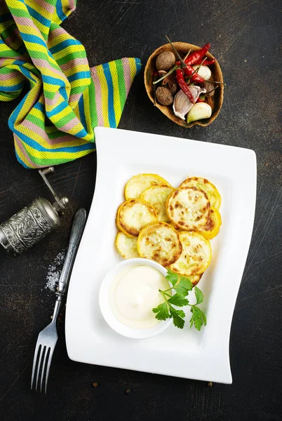 Gebratene Gelbe Zucchini Mit Weißer Sauce Auf Teller — Stockfoto