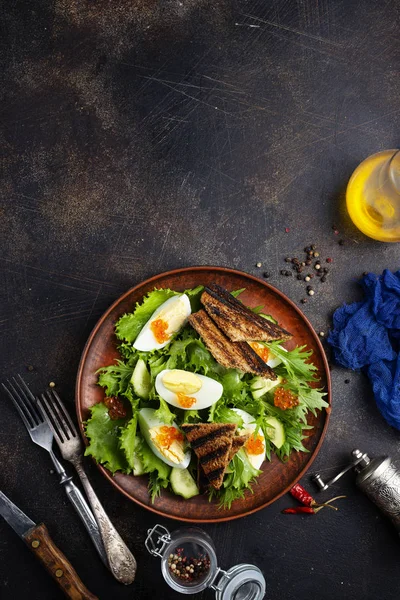 Salade met zalmkaviaar Stockfoto