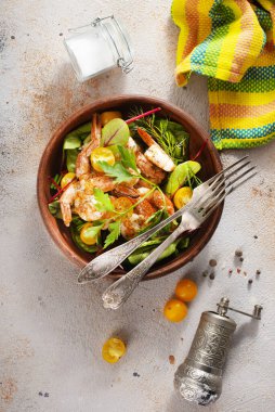 Haşlanmış büzüşmüş taze salata, diyet yemek.