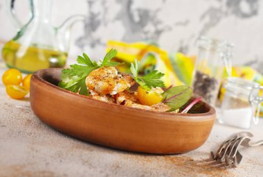 Haşlanmış büzüşmüş taze salata, diyet yemek.