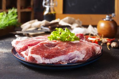 Çiğ et, tabakta et, baharatlı et.