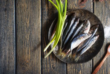 Çiğ eritilmiş balık, tabakta çiğ balık.