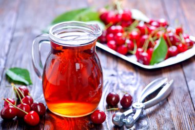 Sürahide ve masada kiraz suyu.