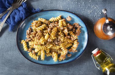 Kıyma ve soğanlı makarna, tabakta makarna.