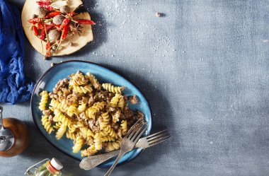 Kıyma ve soğanlı makarna, tabakta makarna.