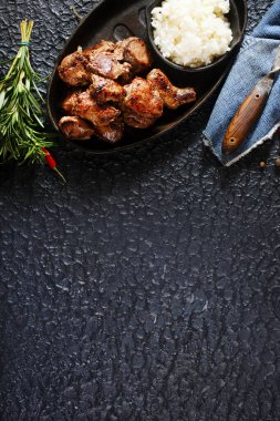 Kızarmış ciğer ve kaynamış beyaz pirinç.