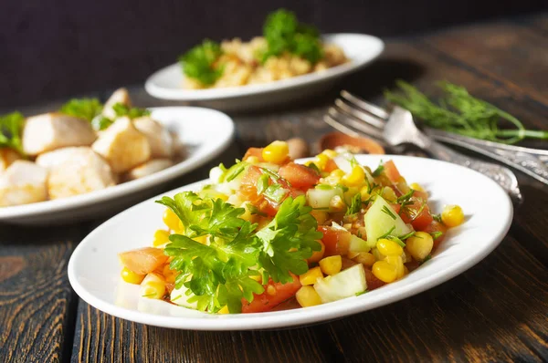 Hühnchen Gebraten Mit Gemüse Und Bulgur Sauce Und Frischem Gemüsesalat — Stockfoto