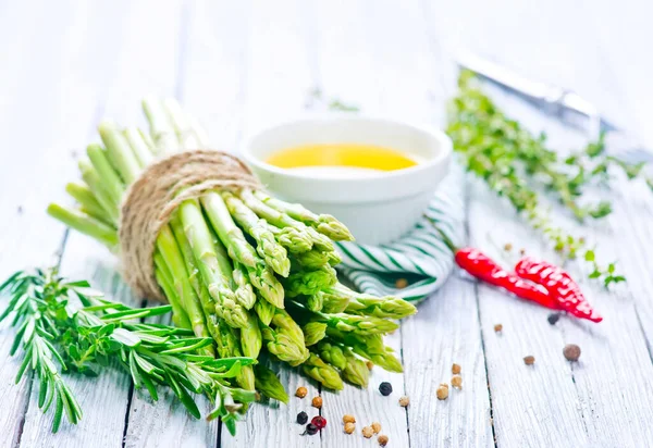 Asperges Crues Sel Épices Aromatiques Sur Une Table — Photo