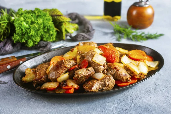 Hígado Frito Con Patatas Verduras Plato Metal —  Fotos de Stock