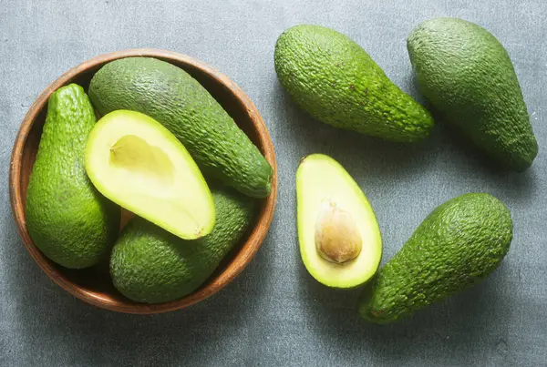 Verse Avocado Bruine Kom Groene Avocado — Stockfoto