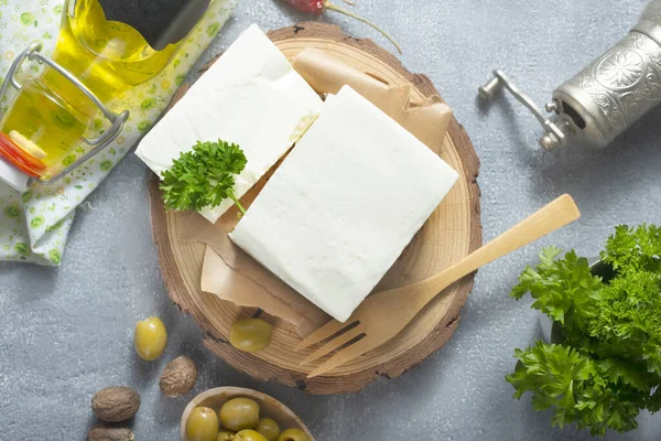 Queijo Feta Com Especiarias Azeitonas Verdes — Fotografia de Stock