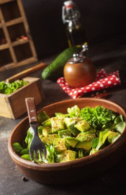 avokadolu salata ve kabın içinde fındık.
