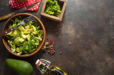 avokadolu salata ve kabın içinde fındık.