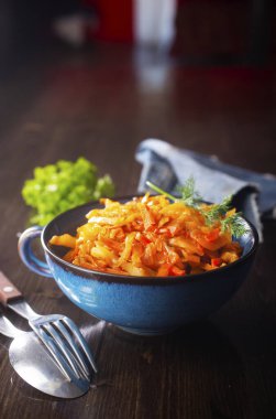 Domates soslu lahana güveci - geleneksel Rus mutfağı.