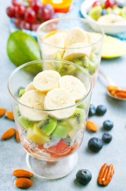 Bardakta meyve salatası, taze meyve ve meyveler