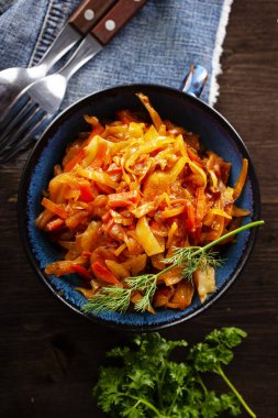 Domates soslu lahana güveci - geleneksel Rus mutfağı.