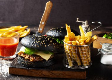 Tahtada patatessiz siyah hamburger.