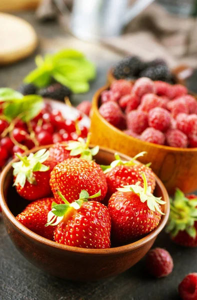 各种新鲜的夏季浆果 成熟的草莓 覆盆子 — 图库照片