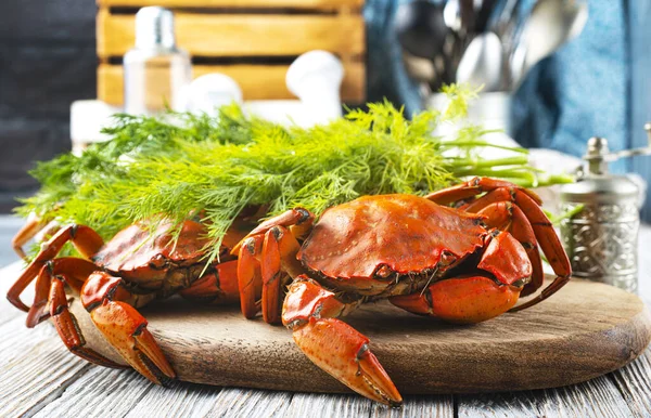 在木板上煮螃蟹 用香料煮红蟹的海鲜 — 图库照片