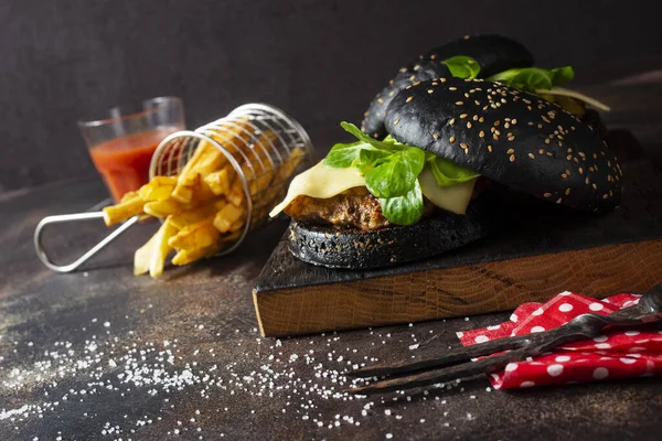 Hamburguesa Negra Con Patata Gratis Sobre Tabla Madera — Foto de Stock