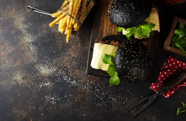 Hamburguesa Negra Con Patata Gratis Sobre Tabla Madera — Foto de Stock