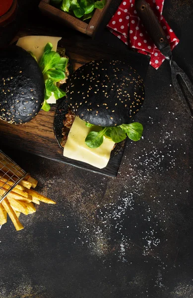 Hamburguesa Negra Con Patata Gratis Sobre Tabla Madera — Foto de Stock