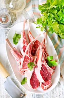 Baharatlı ve sebzeli çiğ et.