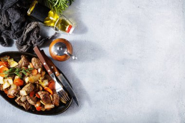 Metal tabakta ciğer ve kızarmış patates.