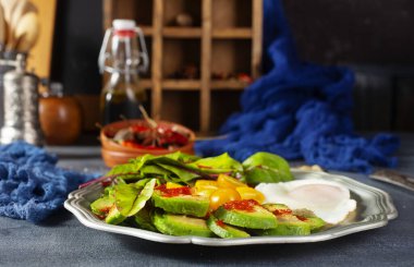 avokadolu salata, domates ve taze domates.