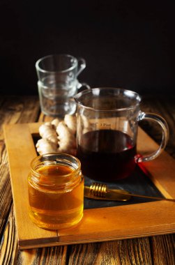 Masadaki çaya karşılık zencefil.