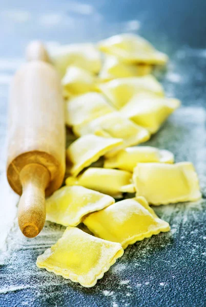 Raviolis Crus Farine Sur Une Table — Photo