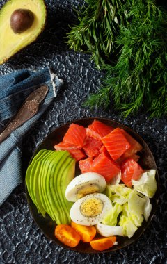 Tabakta diyet yemeği, taze somon ve avokado.