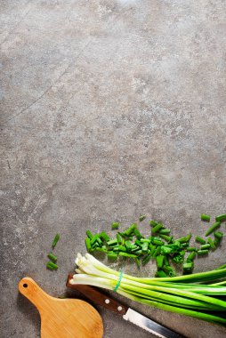 Gri arkaplanda salata için taze yeşil soğan