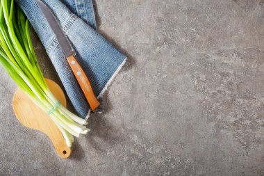 Gri arkaplanda salata için taze yeşil soğan