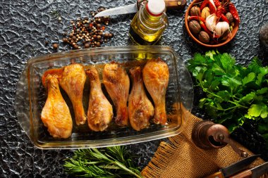 Kızarmış tavuk budu ve limon biberli ve baharatlı cam tabak. 