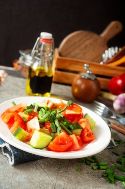 Domatesli taze salata ve tabakta salatalık.