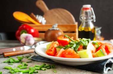 Domatesli taze salata ve tabakta salatalık.