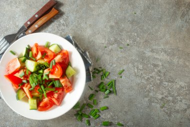 Domatesli taze salata ve tabakta salatalık.