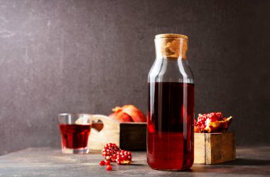 Taze nar meyvesi ve meyve suyu.