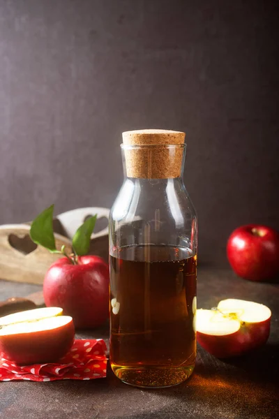 新鮮なリンゴ 赤いリンゴとジュースからリンゴジュース — ストック写真