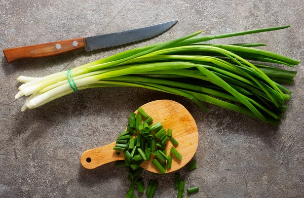 Ceapă Verde Proaspătă Pentru Salată Fundal Gri — Fotografie, imagine de stoc
