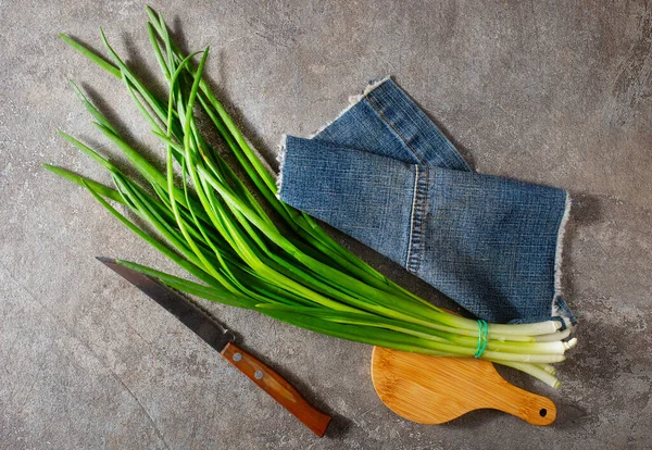 Gri Arkaplanda Salata Için Taze Yeşil Soğan — Stok fotoğraf
