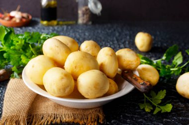 Çiğ patates, kasede patates, fırında çiğ patates.
