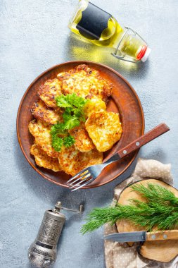 Geleneksel patates krepleri çiğ patateslerden yapılır..