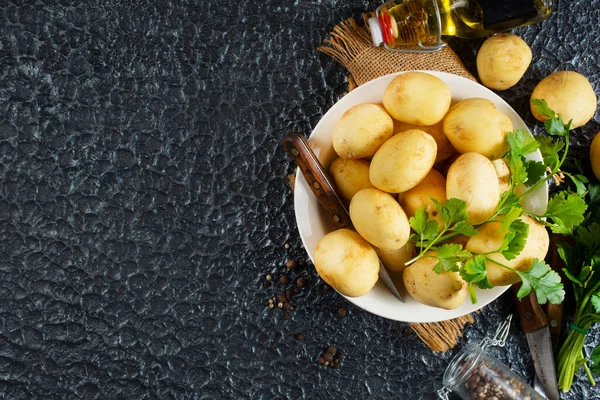 Çiğ Patates Kasede Patates Fırında Çiğ Patates — Stok fotoğraf