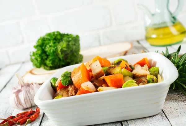 Pečené Broskve Dietní Jídlo Zelenina Bílé Misce — Stock fotografie