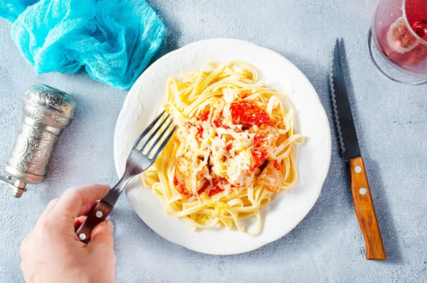 Massas Com Frango Frito Molho Tomate — Fotografia de Stock